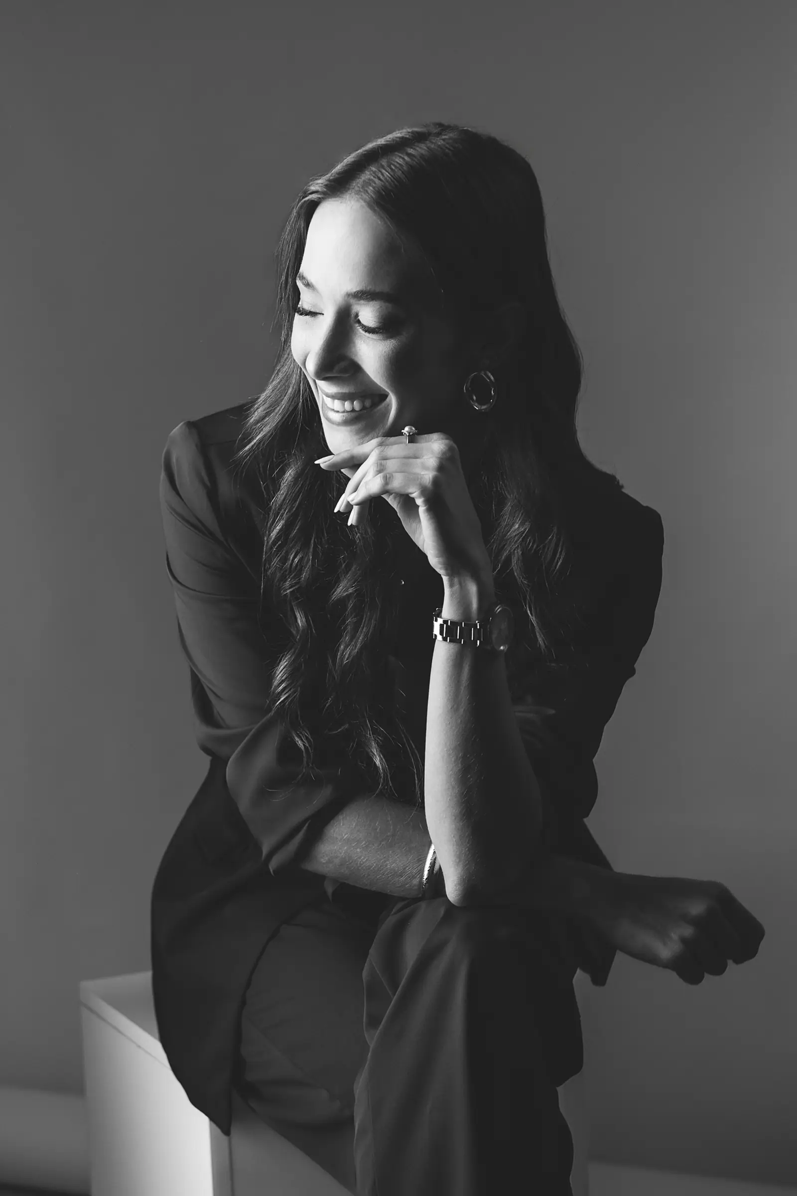 Retrato em preto e branco de mulher com a mão no queixo e os olhos fechados